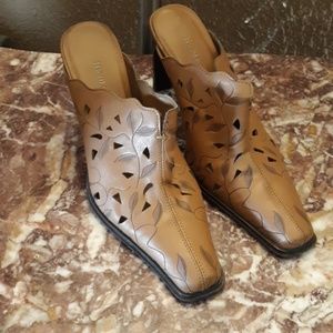 Highlights open heel boot